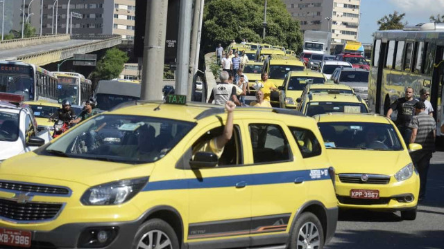 Briga entre taxistas tem perseguição e troca de socos na orla de Copacabana