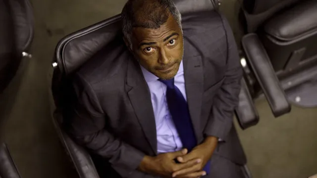 
                    Romário diz que devolverá salário ao Senado e que não pediu licença para votar pelo fim da 6x1
                