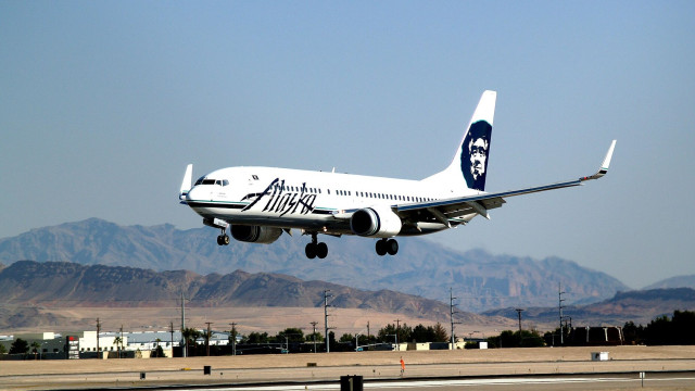 Avião da Alaska Airlines faz pouso de emergência após perder janela