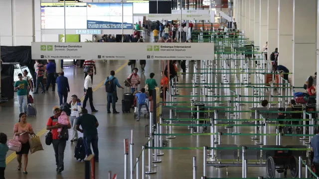 
                    Suspeita de bomba causa cancelamento de voo no Aeroporto de Brasília; PF faz varredura
                