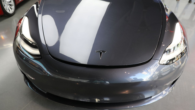 Tesla Model 3 bate recorde e chega aos 975km numa única carga