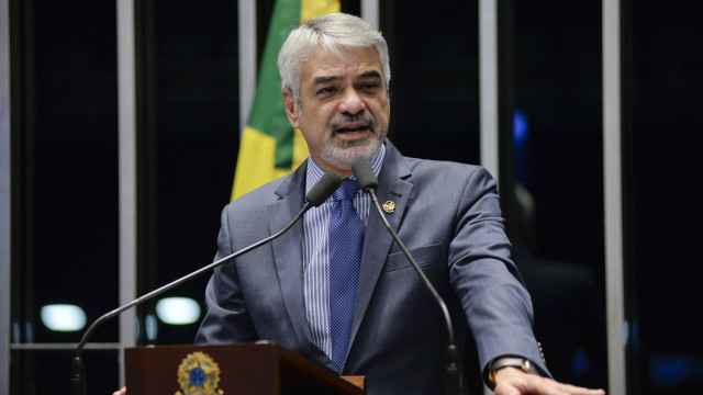 'Não estamos fazendo concessões a Bolsonaro no relatório', diz Humberto Costa