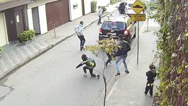 Vídeo: quadrilha assalta mulher e crianças no bairro Morumbi em SP
