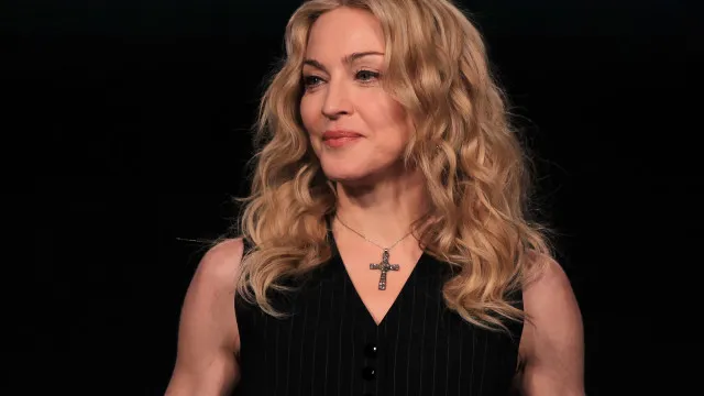 
                    Madonna é eleita artista do ano no VMA e relembra performance de 1984
                
