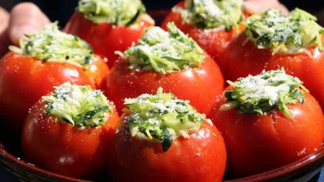 Prepare um tomate recheado com salada de atum