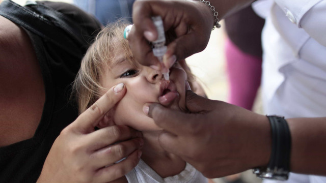 Poliomielite: Por que é preciso se vacinar contra doença erradicada há 28 anos?
