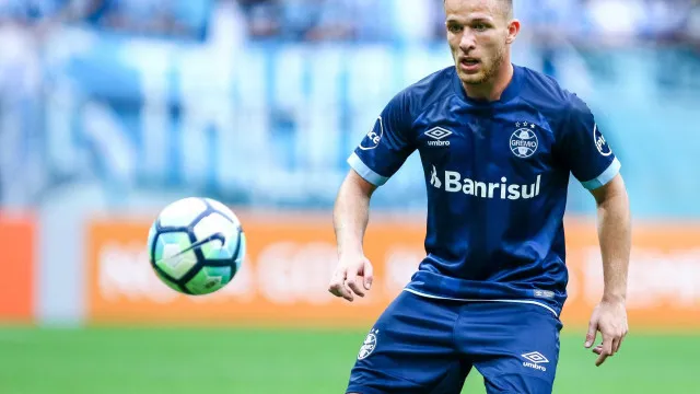 
                    Palmeiras entra na briga para contratar o volante Arthur, ex-Grêmio
                