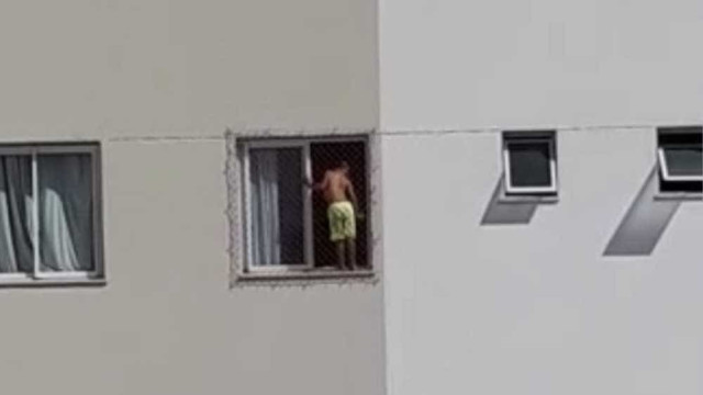Menino é flagrado andando em parapeito de janela de 18º andar
