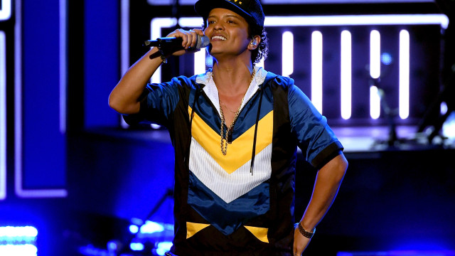 Bruno Mars faz show com 'Evidências' no The Town e justifica ingresso disputado