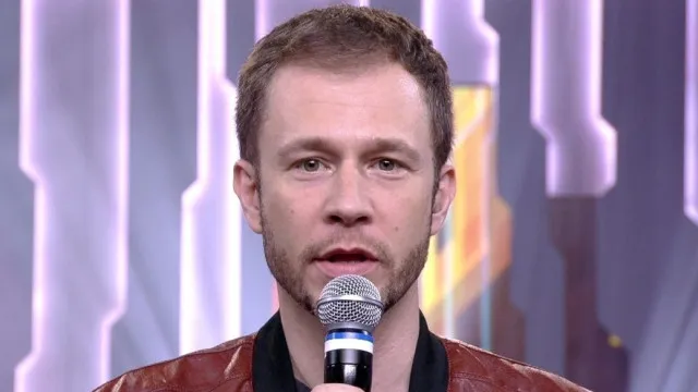 
                    Tiago Leifert rebate acusações de machismo: 'Precisam me machucar'
                