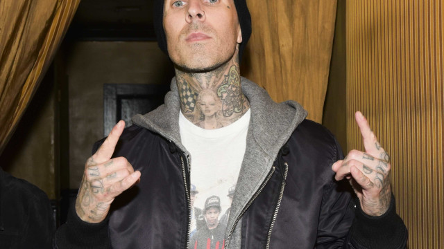 Travis Barker, do Blink 182, faz sua 1ª viagem de avião desde acidente de 2008