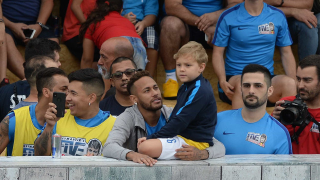 Neymar se apega ao filho e mostra 'perfil família' após Copa