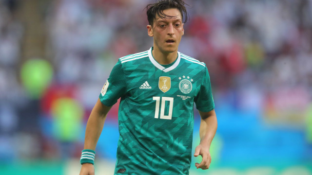Tatuagem de Özil gera polêmica nas redes sociais