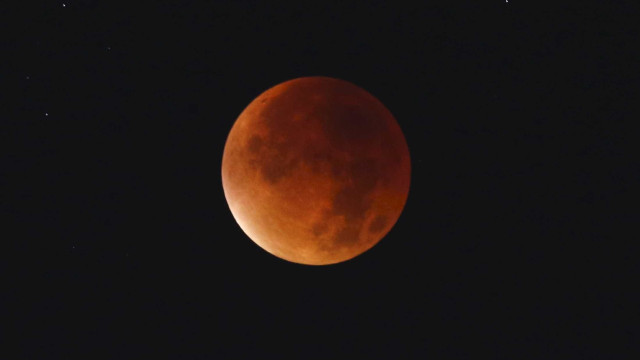 Eclipse deixa a Lua avermelhada e encanta observadores na madrugada desta segunda-feira