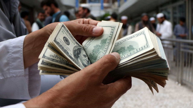 Dólar fecha estável a R$ 3,76 apesar de tensões entre EUA e China