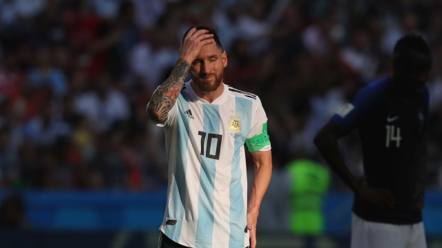 Messi volta a criticar gramado: 'Você conduz e a bola parece um coelho'