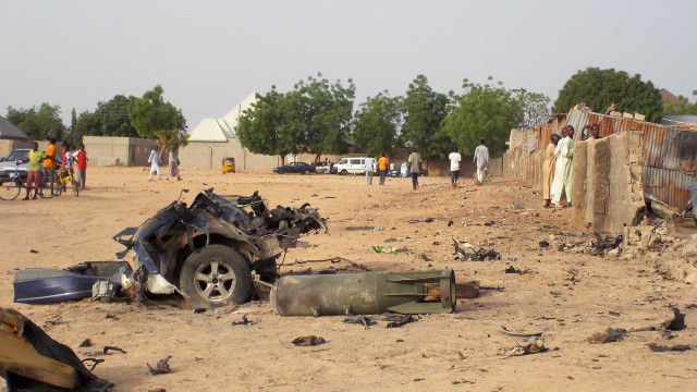 Explosão em refinaria ilegal de petróleo na Nigéria deixa mais de cem mortos
