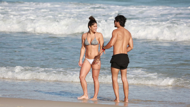 Em clima quente, Priscila Fantin curte praia com namorado; fotos