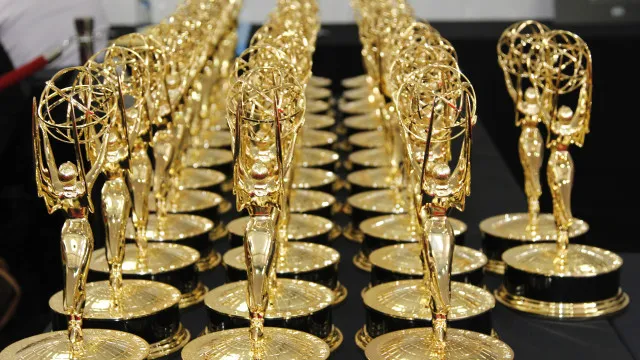 
                    Emmy anuncia indicados com 'The Pitt' na liderança e recorde de 'Hacks'
                
