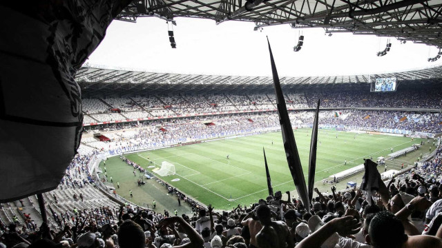 Jogo no México é suspenso por causa de cantos homofóbicos de torcida