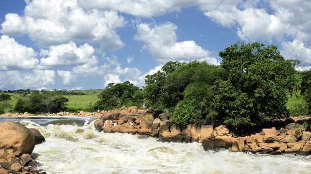 
                    Rio Tietê fica com a água escura na região de Salto (SP)
                