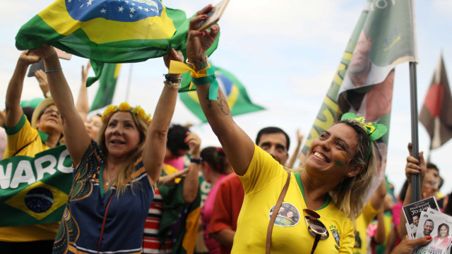 Em resposta ao #EleNão, manifestantes fazem ato pró-Bolsonaro