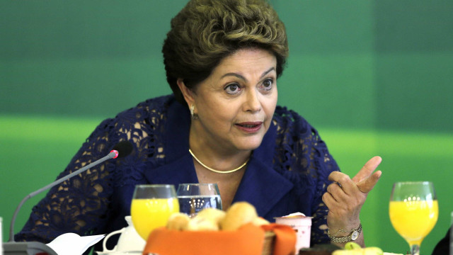 'Lutaremos por reconstrução do Brasil', afirma Dilma em evento de 1º de maio