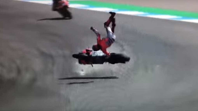 Piloto espanhol sofre grave acidente em treino da MotoGP; assista