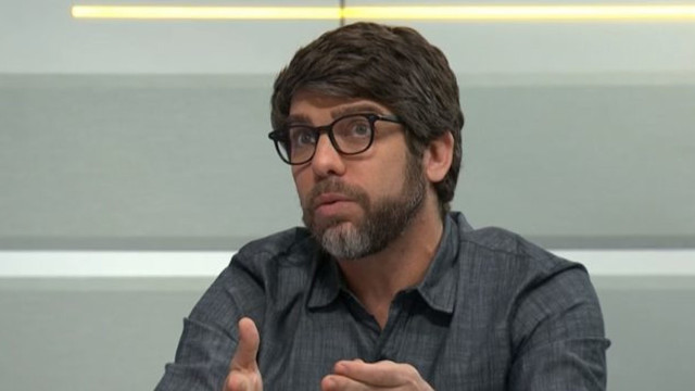 Após polêmica, Juninho Pernambucano apresenta Peter Bosz, novo técnico do Lyon