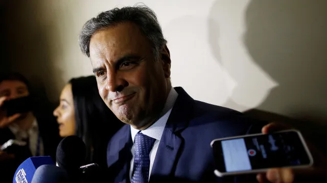 
                    PSDB discute lançar Aécio Neves à Presidência para aproveitar desgaste de Flávio Bolsonaro
                