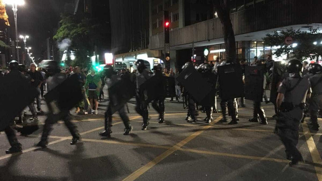 PM usa bombas para dissipar grupos pró e contra Bolsonaro na Paulista