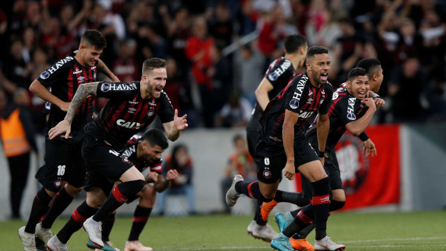 Atlético-PR bate Bahia nos pênaltis e pega Fluminense na semi