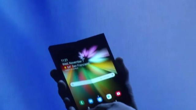 Samsung lança smartphone de tela dobrável