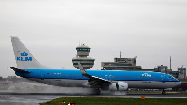 Avião da KLM derrapa na pista com gelo e para na grama na Suécia