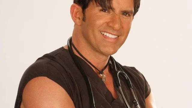
                    Dr. Rey declara apoio a Flávio Bolsonaro; médico já tentou ser ministro de Jair
                