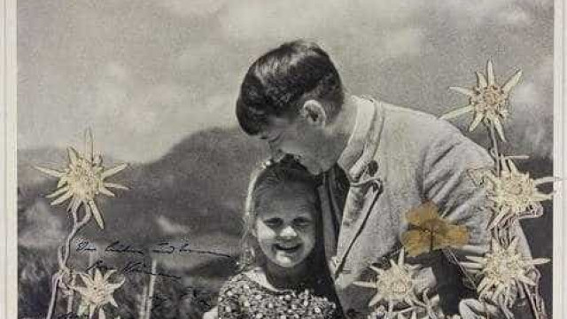 Foto rara exibe Hitler abraçado com criança judia