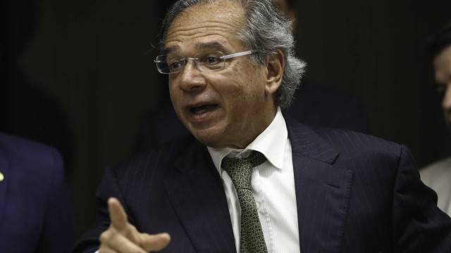 "Preço de petróleo é com a Petrobras", diz Guedes