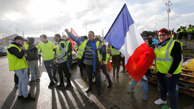 Movimento "coletes amarelos" promete parar Paris neste sábado