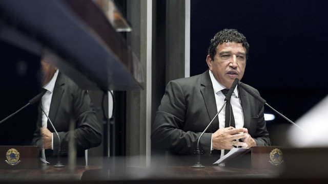 PGR sugere para STF receber queixa-crime contra Magno Malta por calúnia a Barroso