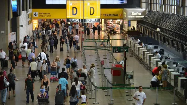 
                    Família egípcia impedida de entrar no Brasil está confinada em aeroporto de Guarulhos há 16 dias
                