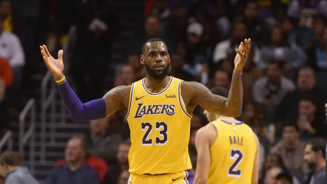 
                    LeBron James é 1º pai a jogar com filho em playoffs da NBA, anota double-double e Lakers ganham
                