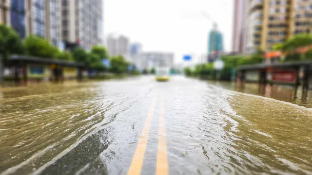 
                    Mulheres morrem arrastadas por enxurrada em Jundiaí; chuva derruba árvores e causa alagamentos
                