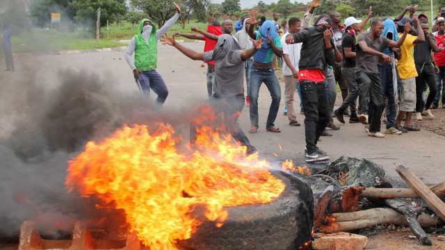 Protestos no Zimbabué deixam pelo menos 12 mortos