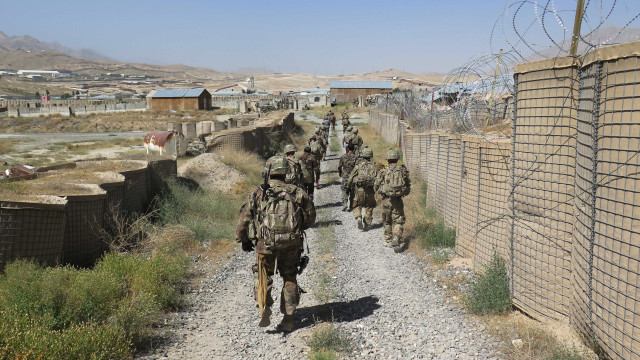 Ataque do Talibã mata 126 pessoas em centro militar no Afeganistão
