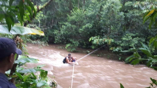 Casal ilhado é resgatado em área de mata fechada em SP; vídeo