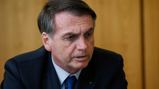 Bolsonaro se irrita em entrevista e grita com equipe
