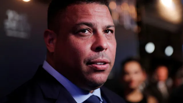 
                    Primeiro amor de Ronaldo resgata foto antiga com o Fenômeno
                