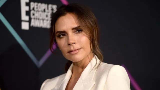 
                    Victoria Beckham surpreende ao voltar a cantar após 20 anos e agita fãs das Spice Girls
                