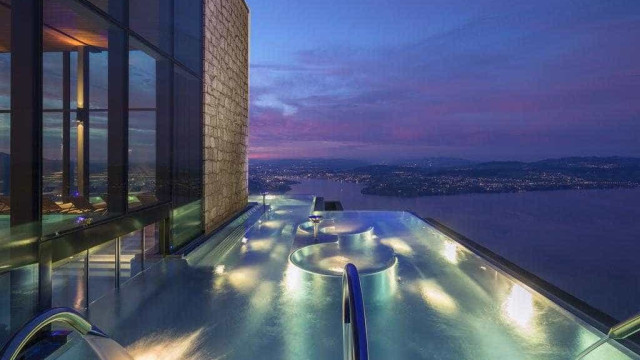 11 piscinas de hotéis para relaxar nas férias dentro e fora do Brasil