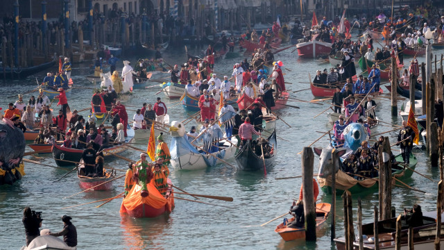 Desfile sobre as águas inaugura carnaval de Veneza 2019
